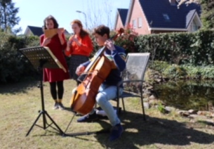 Drie jongeren geven mini-concert voor ouderen