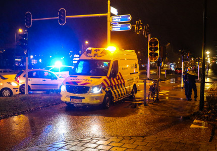 Fietser gewond achter gelaten na botsing in Apeldoorn; Politie zoekt doorrijder