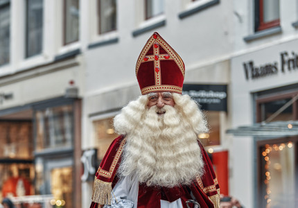 Hij komt, die lieve goede Sint!