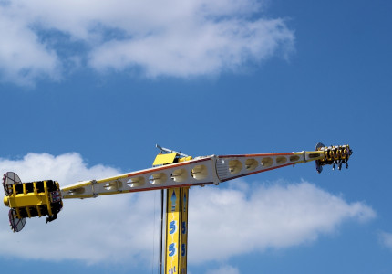 Volksvermaak op 28e mega-kermis