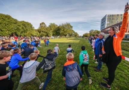 Elis Ligtlee lost startschot bij 5e Accres Bos & Weide Kidsrun