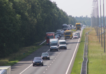 Caravan geschaard op de A50 bij Apeldoorn Noord