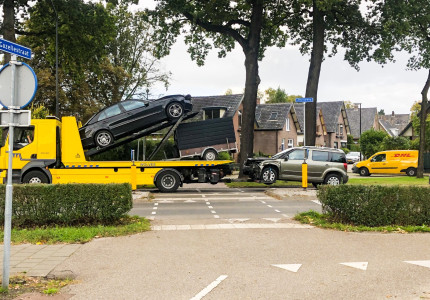 Auto’s raken fors beschadigd bij ongeval in Apeldoorn