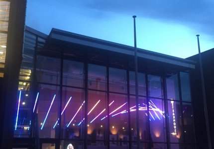 Gigant zet deur richting stad wagenwijd open