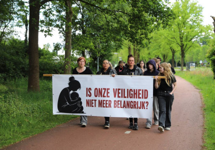 Klein groepje vrouwen loopt mars door de buurt