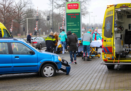 Scooter klapt op afslaande auto; Twee gewonden