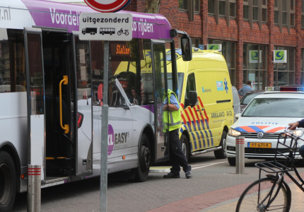 Vrouw gewond na botsing met stadsbus