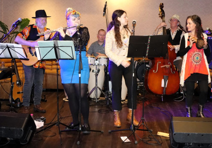 Cubaanse salsa in Warnshuus   