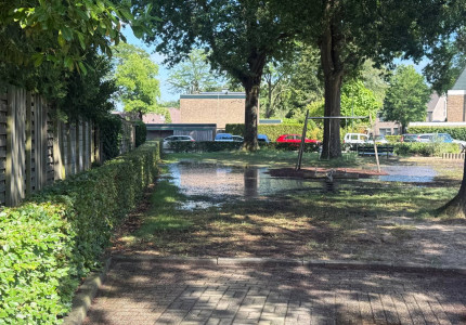 Waterleiding gesprongen in Ugchelen: straat en speeltuin onder water