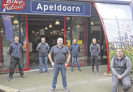 Bike Totaal fietst met wind in de rug door Apeldoorn