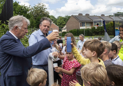Feestelijke opening watertappunt en rookvrije zone op SOF Veld: stap naar een gezondere leefomgeving