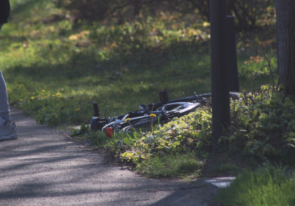 Fietser gewond na botsing met scooter in Apeldoorn