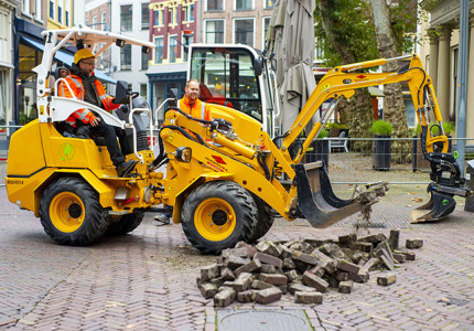 Wethouder verwijdert eerste steen