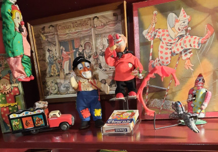 Hooggeëerd publiek welkom in museum