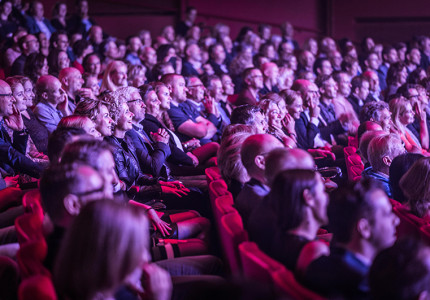 Samen naar het theater is leuker dan alleen