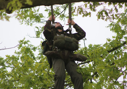Parachutist eindigt in boom