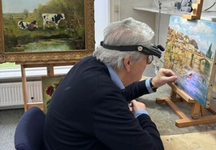 Schoonmaken van vervuilde schilderijen