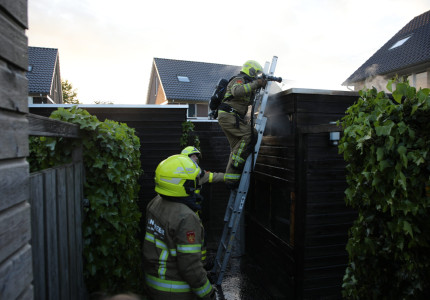 Flinke rookontwikkeling bij schuurbrand in Apeldoorn