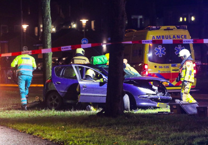 Persoon ernstig gewond na frontale botsing tegen boom