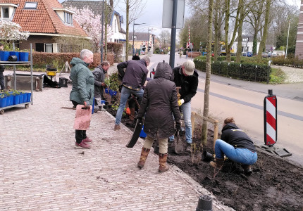Vrijwilligers beplanten Kerkplein Olst