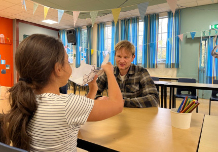 Jelmer ondersteunt kinderen met een vluchtachtergrond: