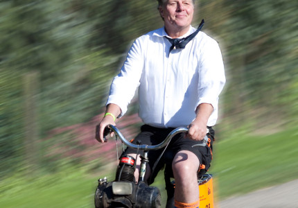 Brommers kieken in de Karke
