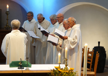 Gregoriaans koor zingt op Allerheiligen