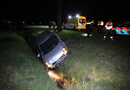 Auto in sloot na eenzijdig ongeval op Klarenbeekseweg