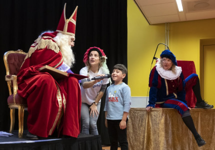 Sinterklaas verlicht harten van kinderen in AZC’s