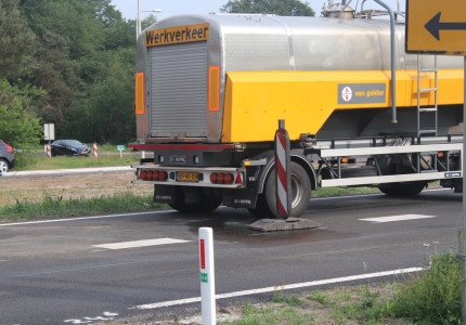 Brandweer opgeroepen voor lekkende aanhanger