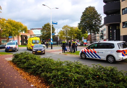 Oudere vrouw geschept met fiets door auto