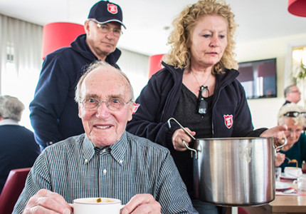 Feestelijke bazaar met gebruikte en nieuwe artikelen