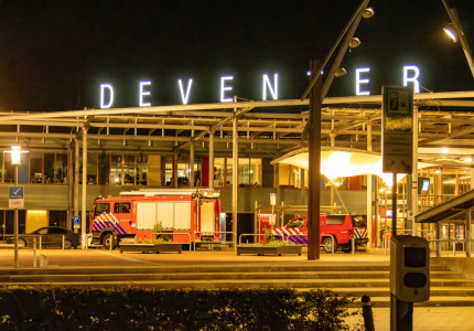Arrestatieteam haalt verward persoon van dak psychiatrische afdeling Deventer Ziekenhuis
