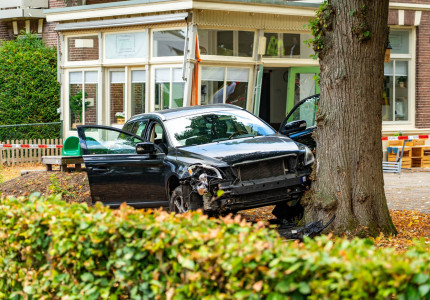 Auto rijdt door tuin van kinderdagverblijf en botst tegen pand in Ermelo