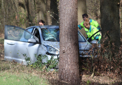 Automobilist rijdt tegen twee bomen