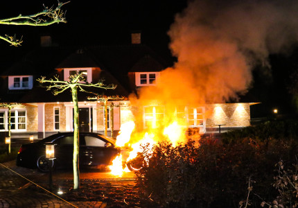 Twee auto’s gaan in vlammen op; Politie sluit brandstichting niet uit