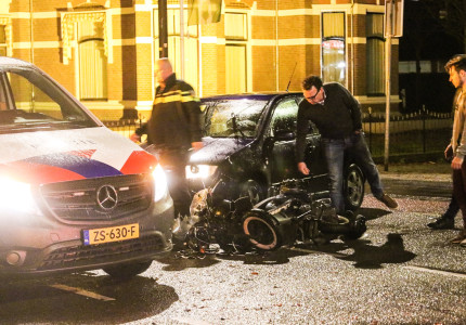 Scooterrijdster botst vol tegen afslaande auto