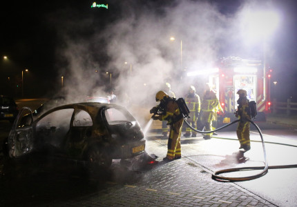 Auto vliegt in brand, brandstichting niet uitgesloten