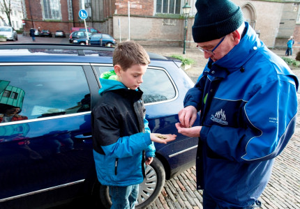Jeugd maakt Zutphen vrij van vuurwerkafval