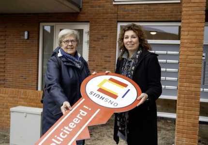 Bewoners Haven Centrum ontvangen sleutel 