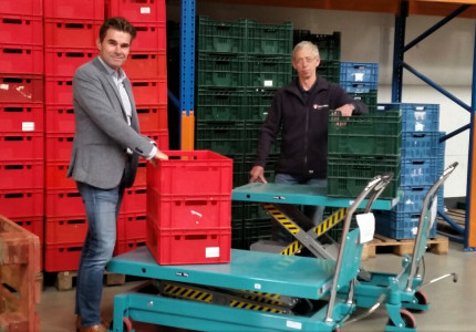 Voedselbank Deventer schaft met de opbrengst van kerstbomenactie twee heftafels aan