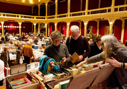 Buitensociëteit boordevol boeken