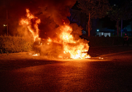 Auto volledig uitgebrand op woonboulevard Deventer: kentekenplaten zaten met klittenband vast