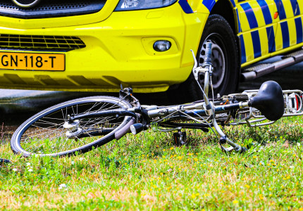 Fietsster met spoed naar ziekenhuis na aanrijding in Apeldoorn