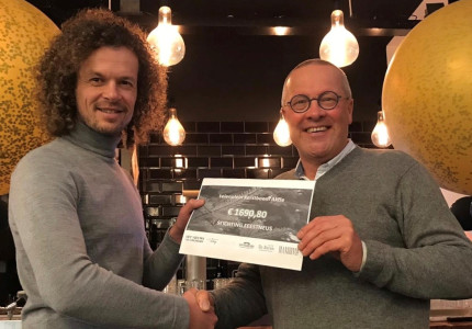 Kerstbomenactie Leienplein levert ruim 1600 euro op voor goed doel
