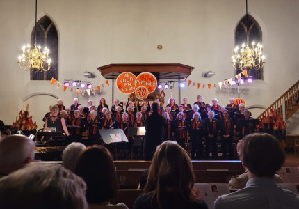 Vrouwenkoor Phoenix doet concertnaam eer aan: In Vuur en Vlam