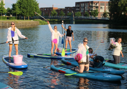 Partij voor de Dieren vist op Wereld Oceaan Dag afval uit het Apeldoornse Kanaal
