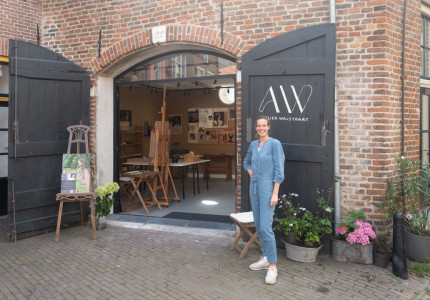 De Apeldoornse Yvette Hartog schildert in tv programma: Sterren Op Het Doek