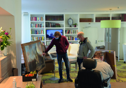 Schilderij Museum De Waag vrolijkt woonzorgcentrum op