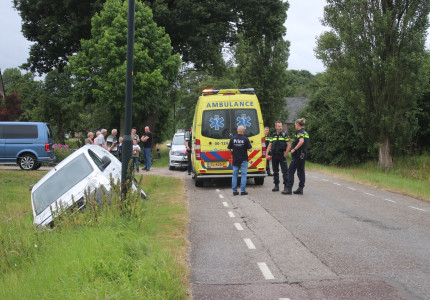 Bestelbus eindigt in slootje bij Lieren